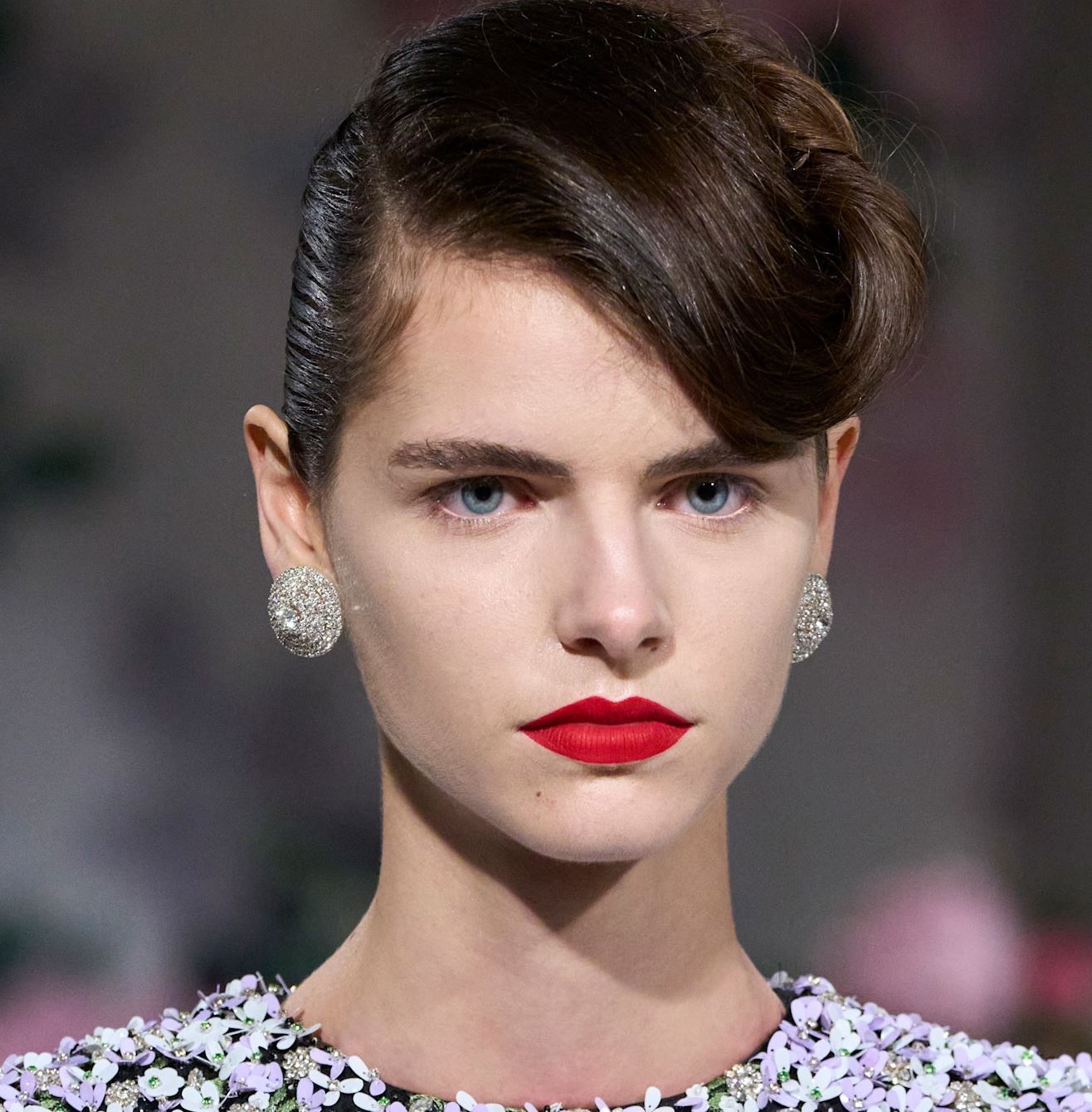Festive Look: To pro tip για να εφαρμόσεις άψογα το γιορτινό κόκκινο κραγιόν