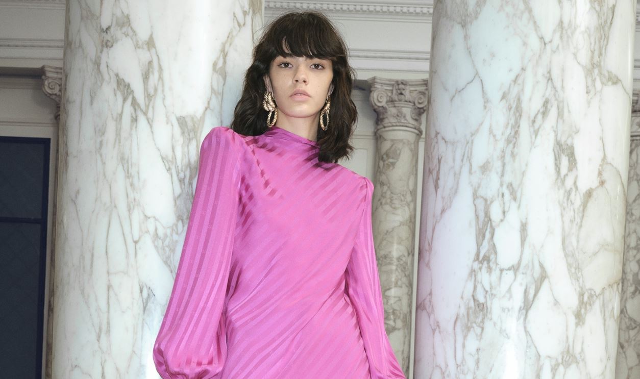 Ο οίκος Valentino επαναφέρει τις πιο αναγνωρίσιμες γόβες στην pre-fall συλλογή του