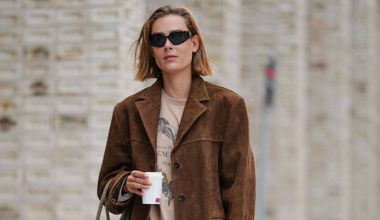 Αυτό το suede jacket από ZARA είναι το μόνο που θα χρειαστείς για το φθινόπωρο