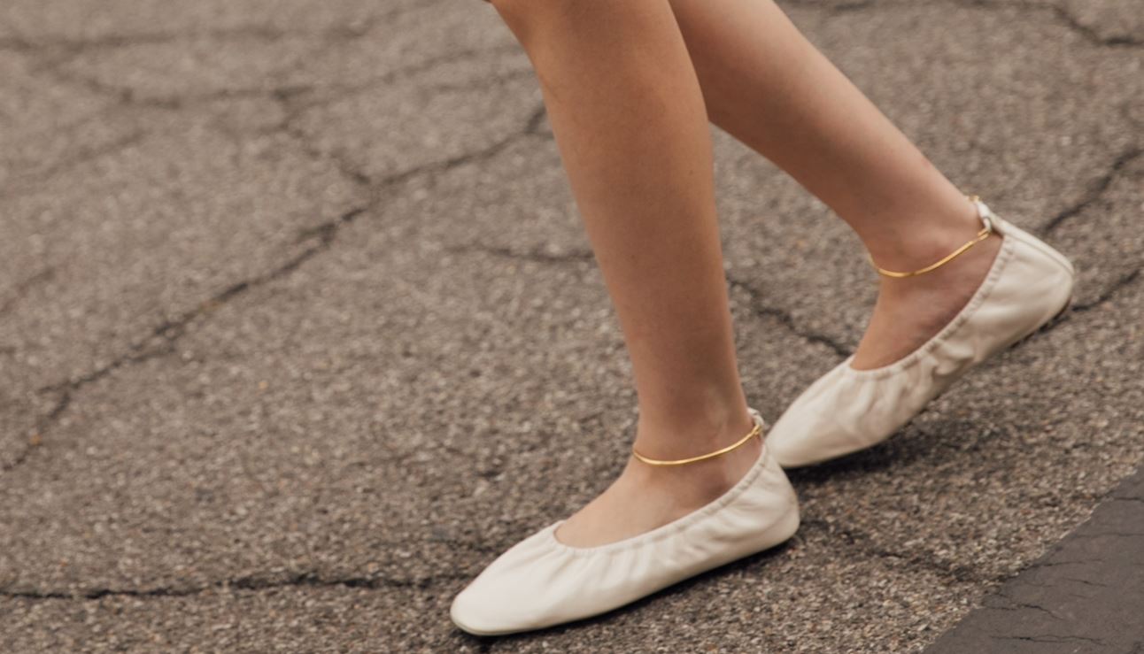 Party flats: Βρήκαμε τα πιο stylish παπούτσια αν θες να αποφύγεις τα τακούνια
