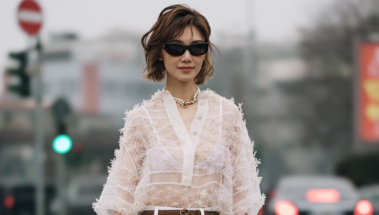 Αυτό είναι το fashion item που δεν αποχωρίζονται οι Γαλλίδες το καλοκαίρι (και δεν είναι αυτό που νομίζεις)