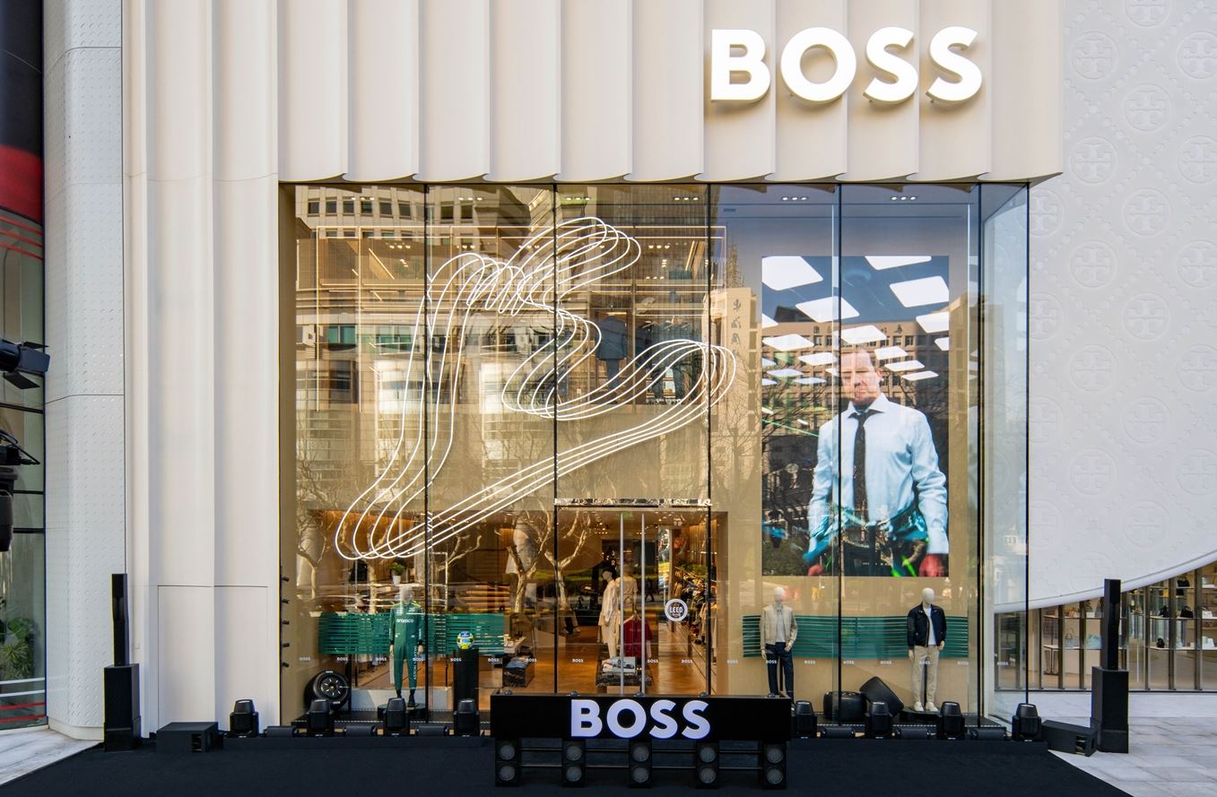 Η BOSS λανσάρει τη νέα συλλογή BOSS X ASTON MARTIN στο halo store της Σανγκάης ενόψει του Grand Prix Κίνας 2025™