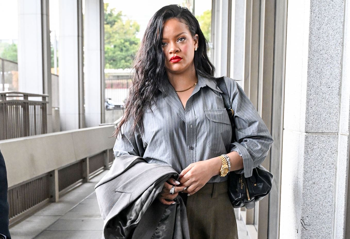 Η Rihanna έκανε το ιδανικό καρέ κούρεμα για όσες δεν θέλουν να κόψουν αρκετά τα μαλλιά τους