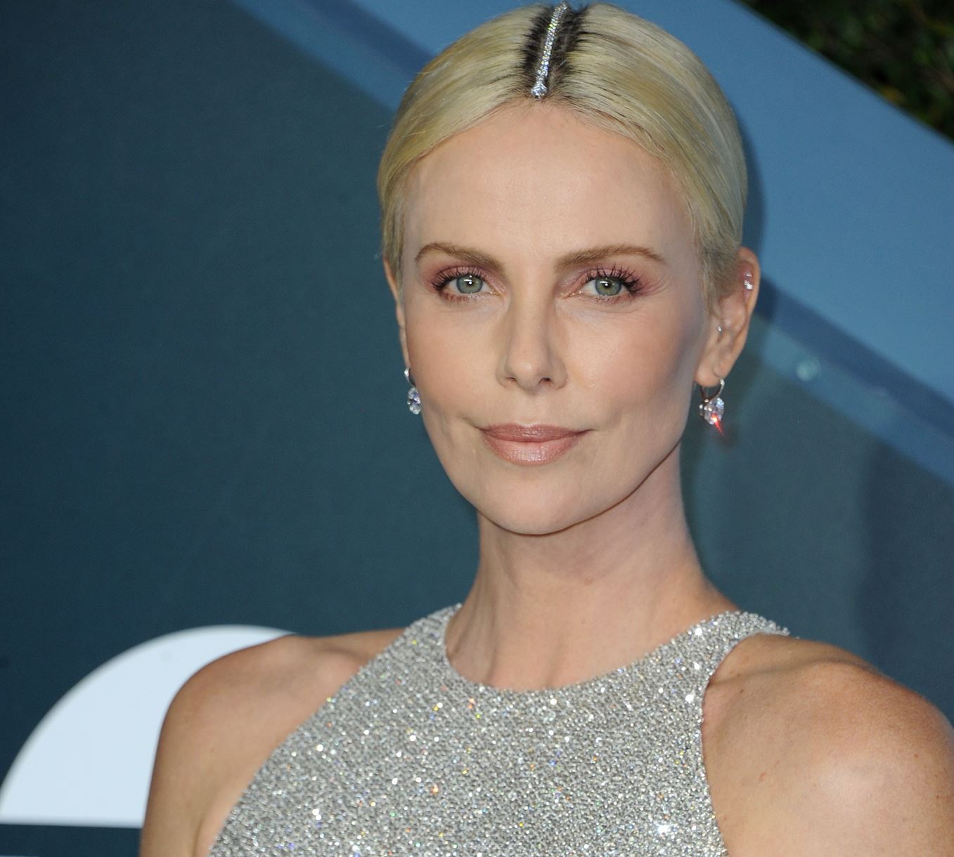 Charlize Theron: Αυτή η αλλαγή στα μαλλιά της την ανανέωσε πλήρως