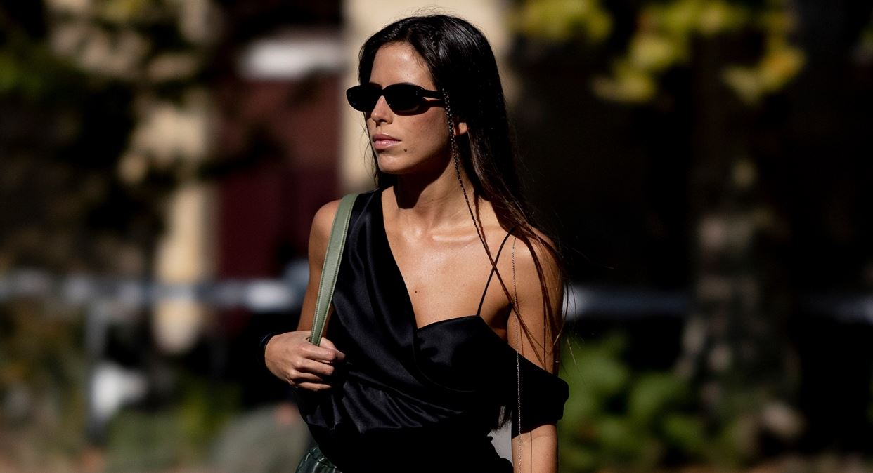 Όλα τα stylish κορίτσια το φορούν: Το top που κάνει comeback από τα '00s