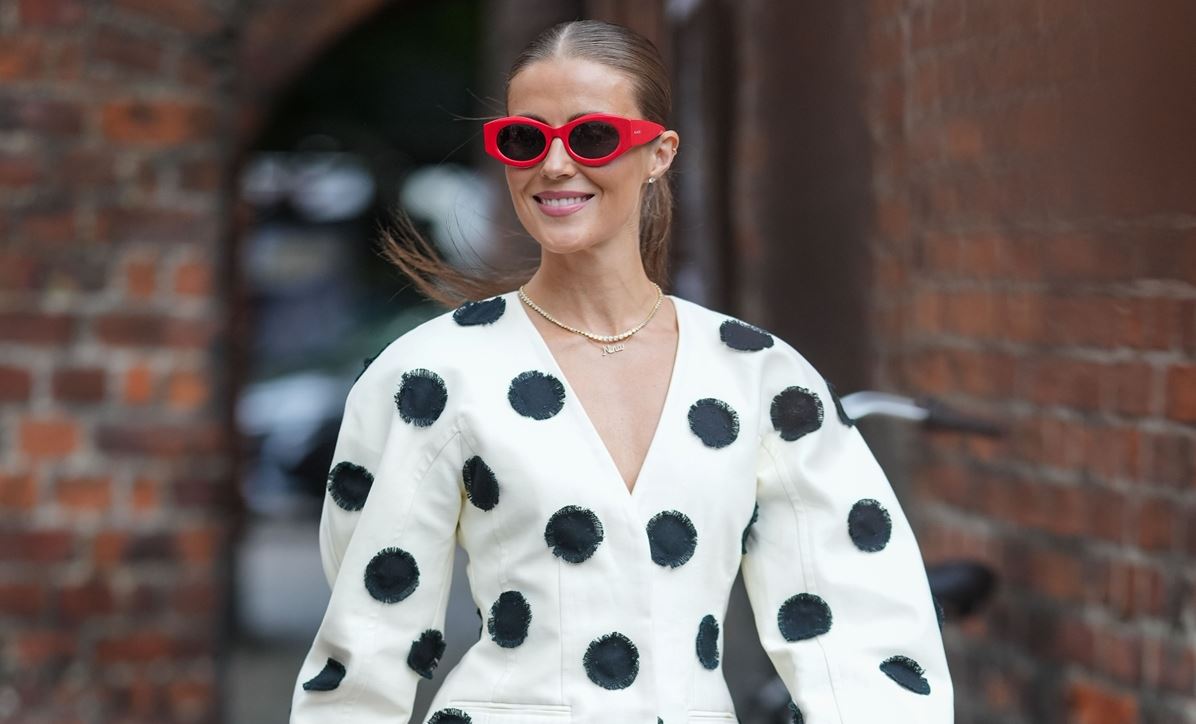 Polka dot: Πώς θα φορέσεις την εμμονή του καλοκαιριού τον φετινό χειμώνα