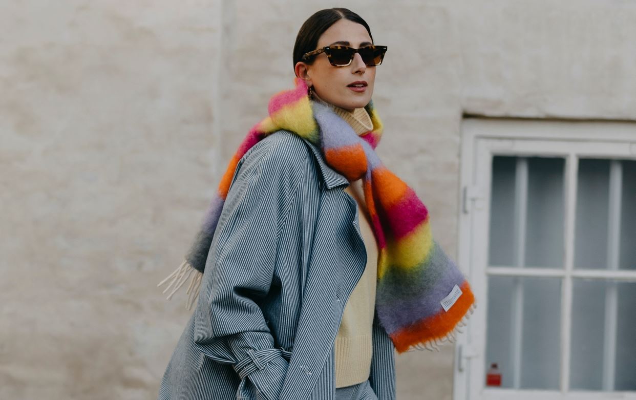 Ξέχνα το κασκόλ: Αυτό το item έχει την έγκριση των πιο stylish girls τώρα