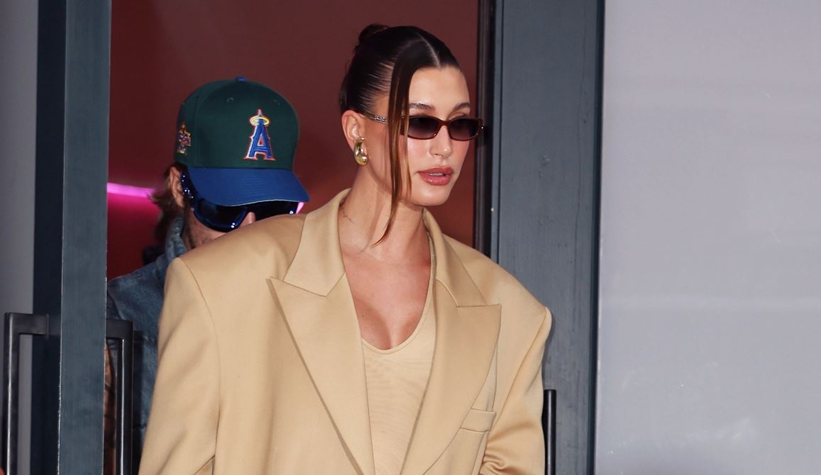 Hailey Bieber: 5 looks της σταρ που θα αντιγράψω τη νέα χρονιά