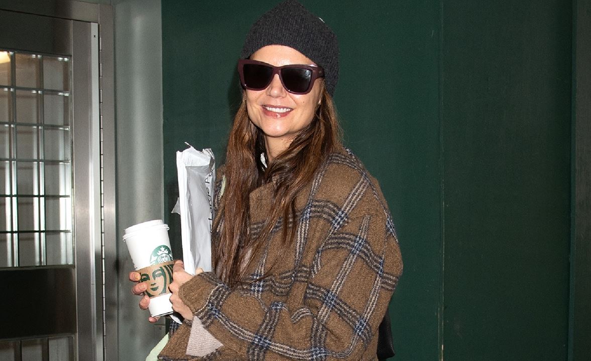 Katie Holmes: Εδώ θα βρεις τα stylish sneakers που δεν αποχωρίζεται