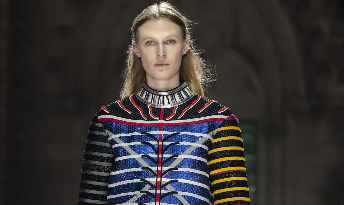 Louis Vuitton Cruise 2026: Ο Nicolas Ghesquière επανεφευρίσκει το ντύσιμο ως θεατρική πράξη