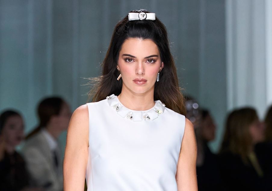 Η Kendall Jenner με το ιδιαίτερο πορτοκαλί φόρεμα που έκλεψε τις εντυπώσεις στην πασαρέλα του οίκου Chanel