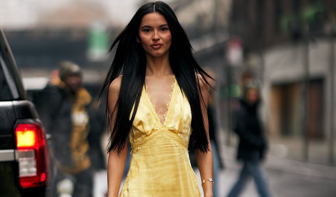 Butter Yellow: Οι fashion experts σού δείχνουν πώς να φορέσεις με στυλ την "απόχρωση της άνοιξης"