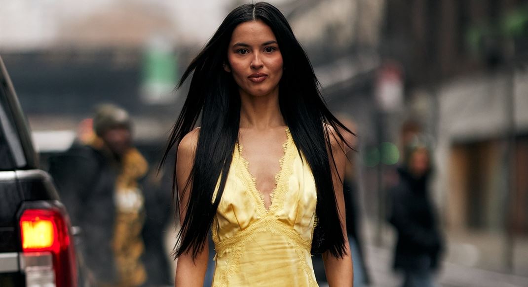 Το butter yellow είναι παρελθόν: Αυτή η απόχρωση τρεντάρει τώρα στο street style