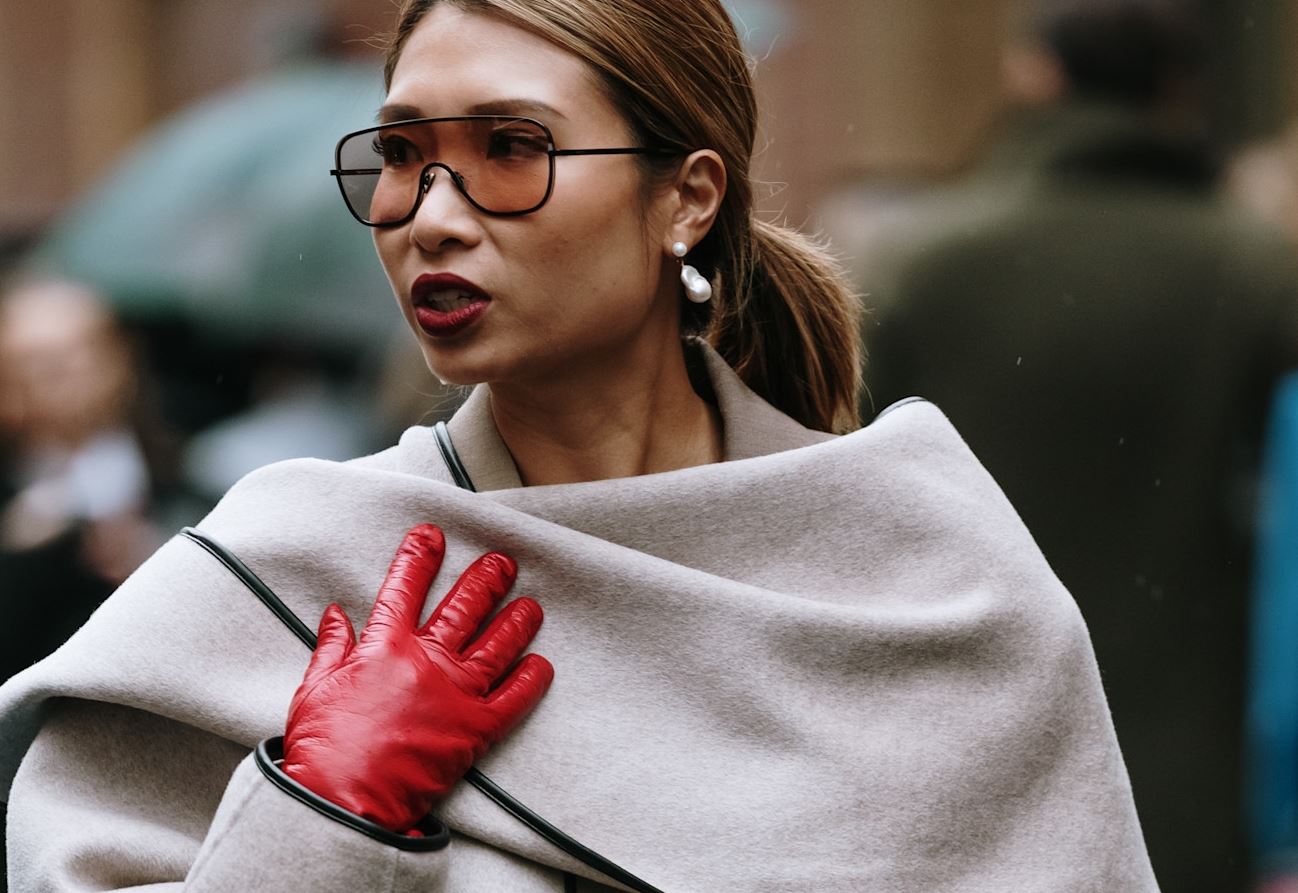 Αυτό είναι το κομψό αξεσουάρ του χειμώνα που επιστρέφει δυναμικά