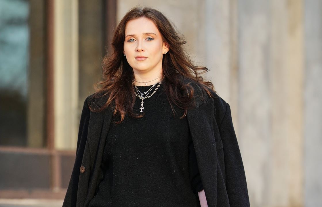 Απεχθάνεσαι τις παγιέτες; Αυτά τα μίνιμαλ λουκ θα σου δώσουν έμπνευση για τις festive εμφανίσεις σου