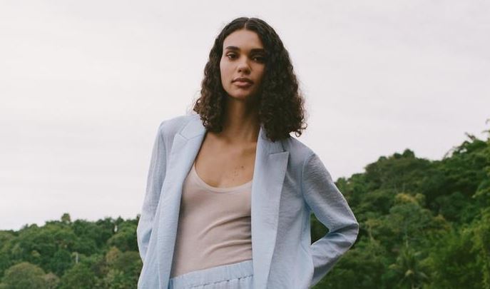 Αυτό το τύπου λινό κοστούμι από ZARA είναι ό,τι πιο κομψό θα δεις σήμερα