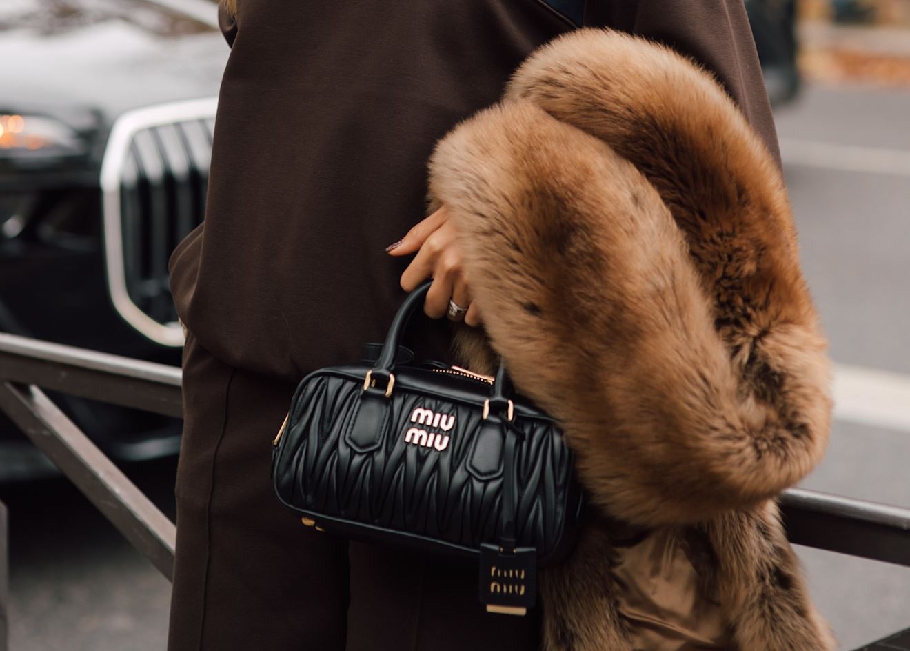 Γούνινο κασκόλ: Το must have item του χειμώνα και πώς να το φορέσεις