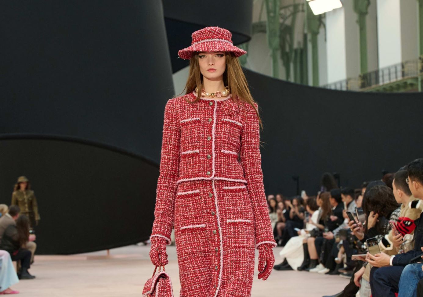 CHANEL FW25/26: Η νέα συλλογή παρουσιάζει την παραμυθένια εκδοχή των staples του luxury brand