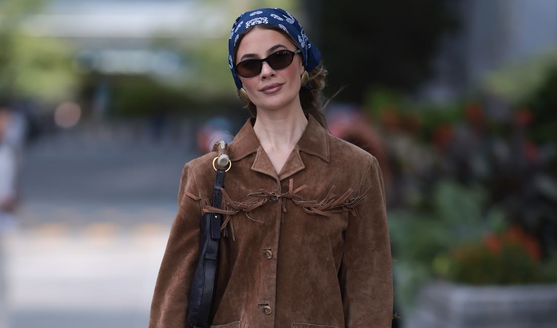 Η μπαντάνα επέστρεψε: Οι fashion experts μάς δείχνουν πώς θα τη φορέσουμε το 2025