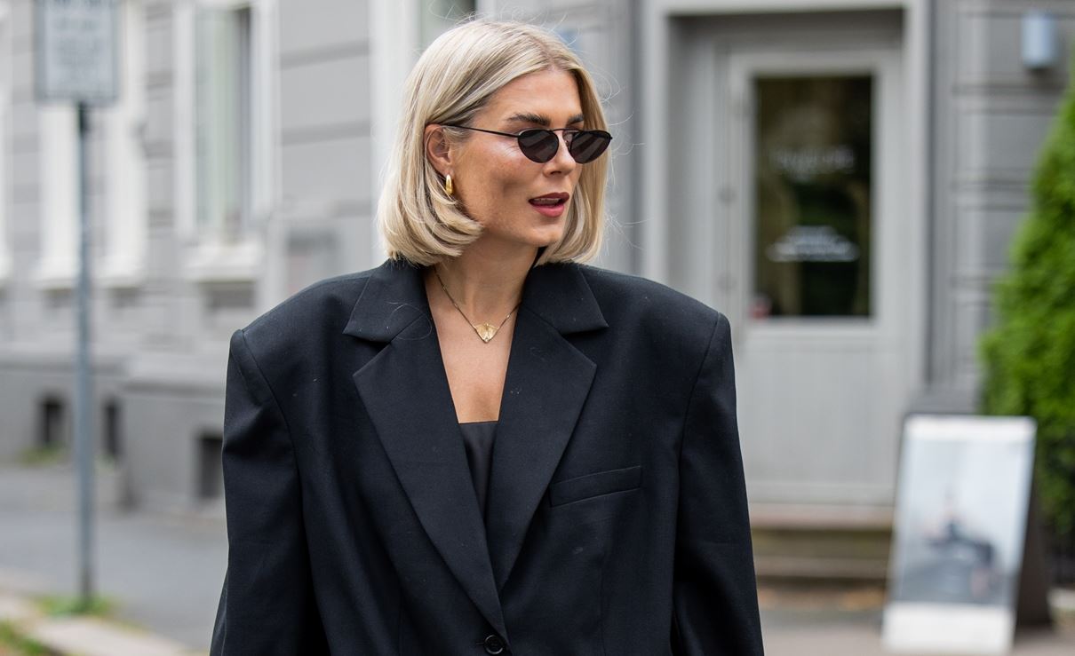 Back to the office: Βρήκαμε το stylish φόρεμα από Stradivarius για τις πρώτες ημέρες πίσω στο γραφείο