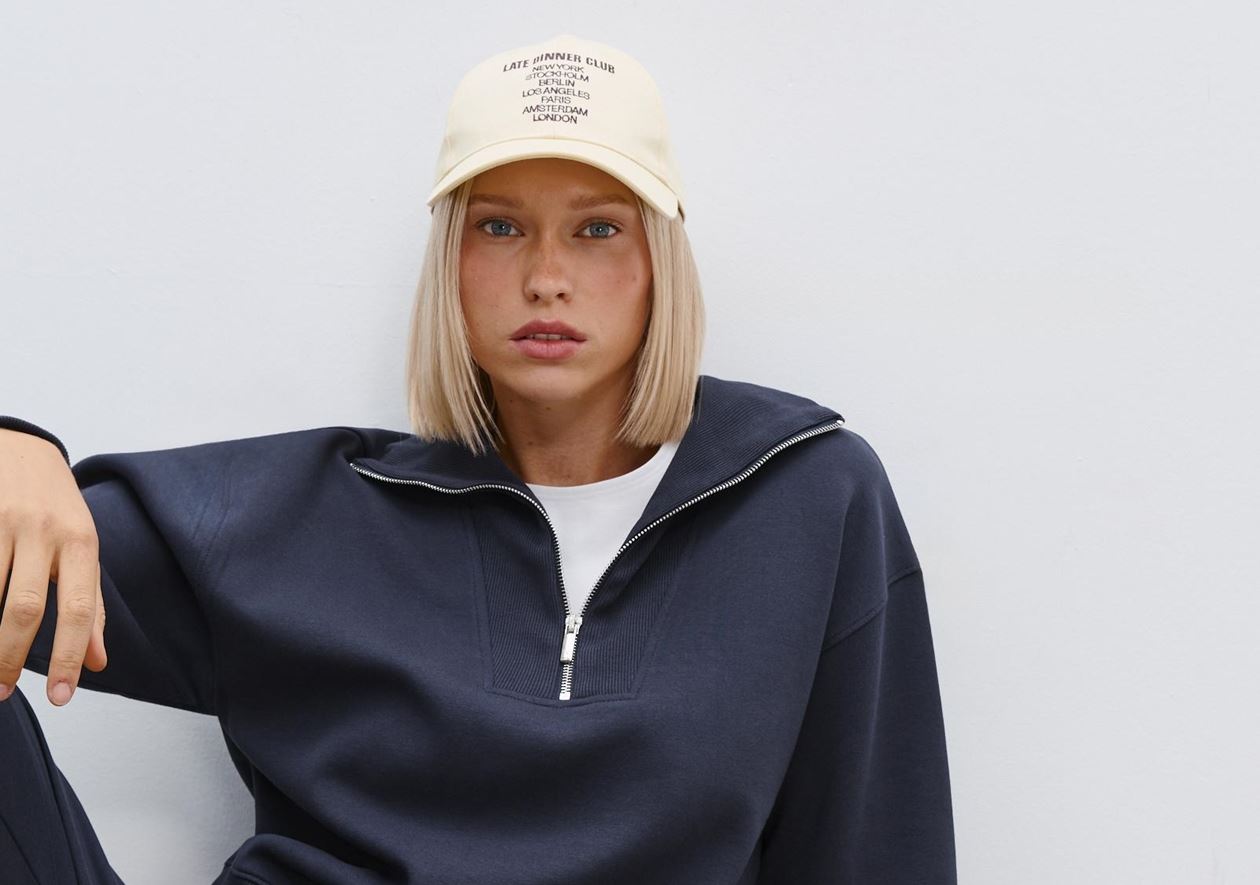 Casual chic: Το φούτερ από Stradivarius που θα κάνει τα street style λουκ runway-ready