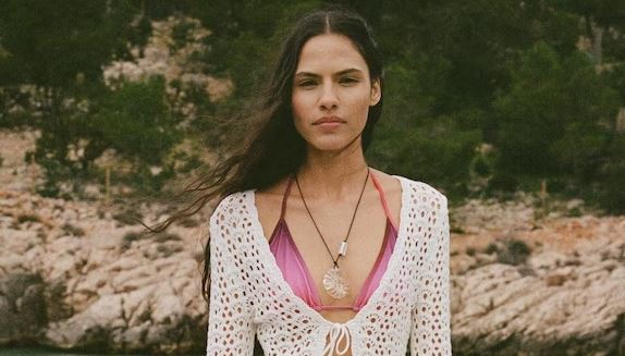 Το crochet φόρεμα από MANGO που θα φοράς από την παραλία στο ποτό