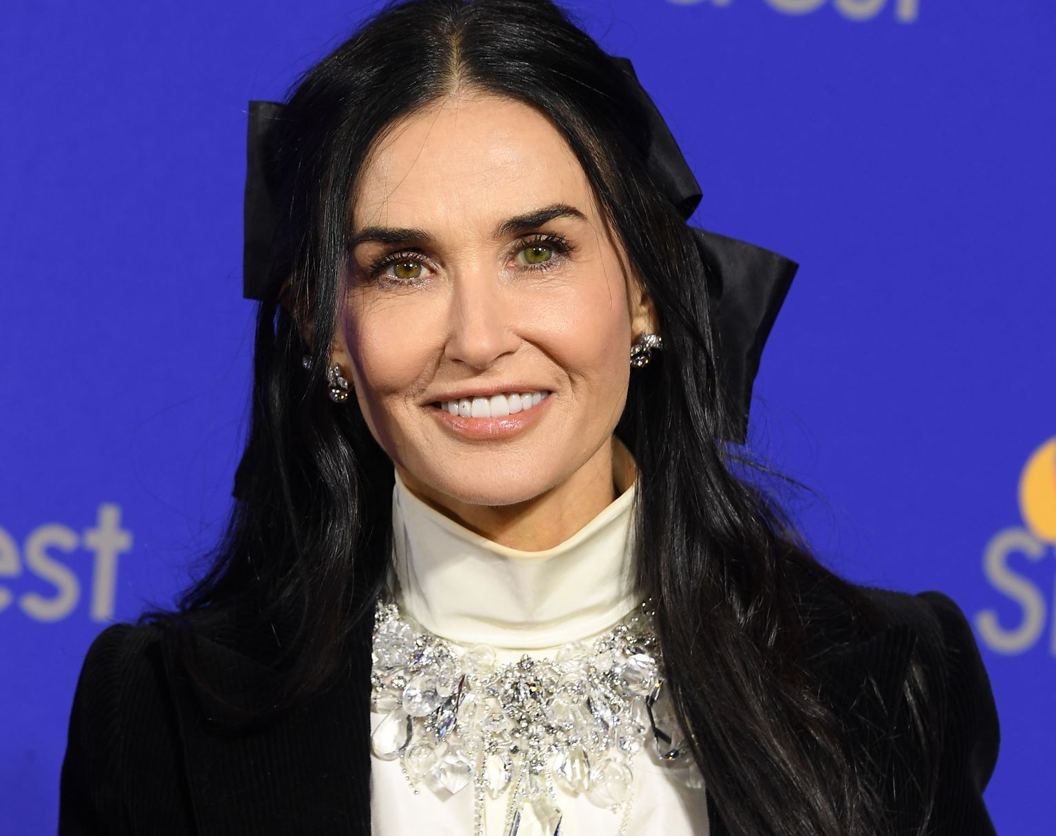 Demi Moore: Αυτά είναι τα 2 προϊόντα που χρησιμοποιεί για τέλεια επιδερμίδα