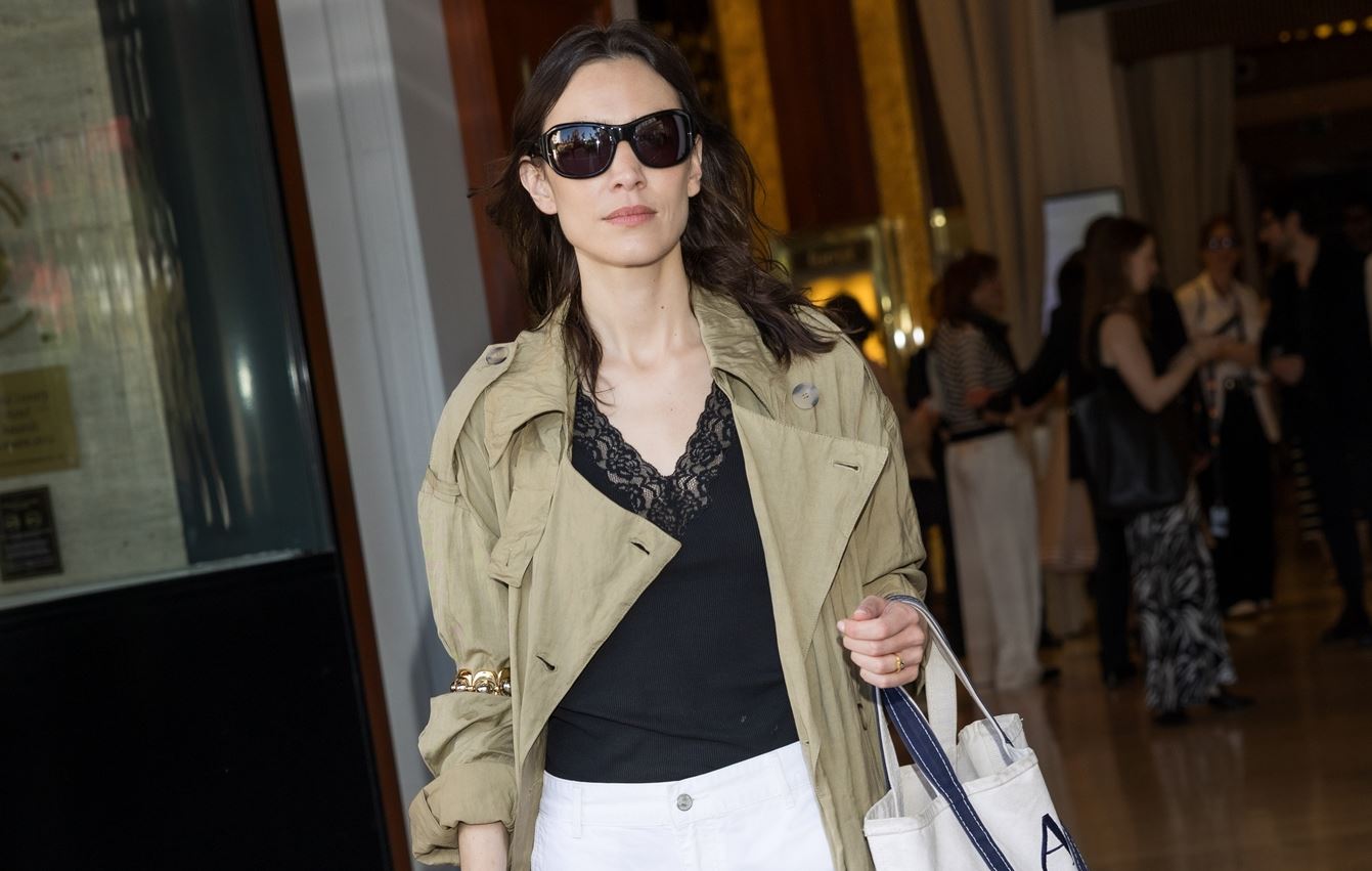 Η Alexa Chung είναι σαν κι εμάς: Η Mango καμπαρντίνα που φόρεσε στις Κάννες