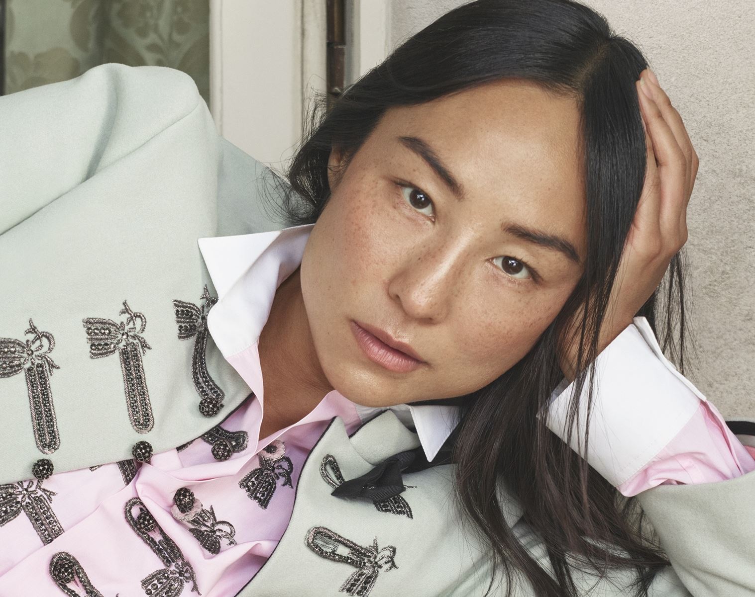 Η Greta Lee γίνεται η νέα μούσα του οίκου Dior