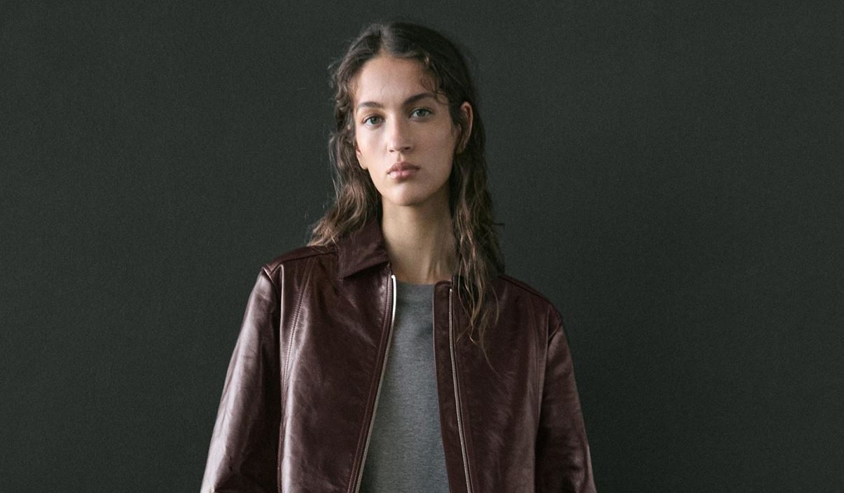 Το glossy τζάκετ από Massimo Dutti που θα φοράς από το πρωί μέχρι το βράδυ