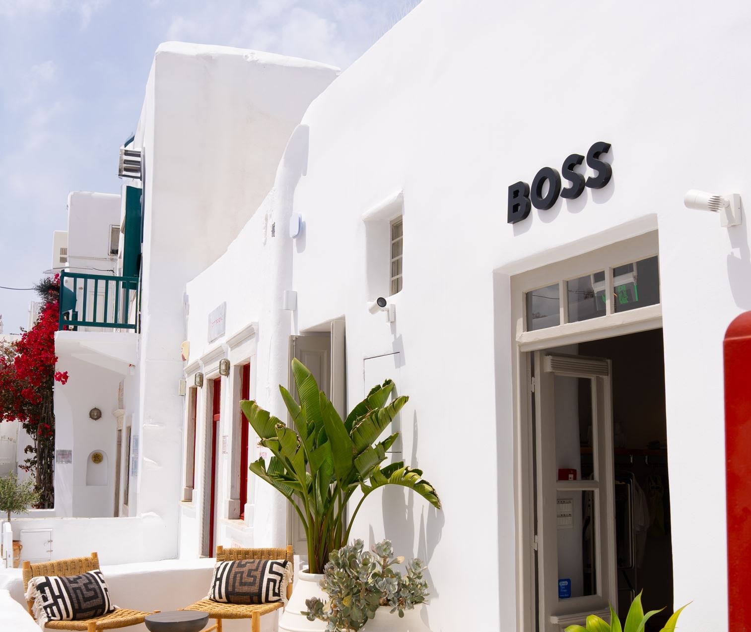 Summer in style: To pop-up store της BOSS επιστρέφει στη Μύκονο