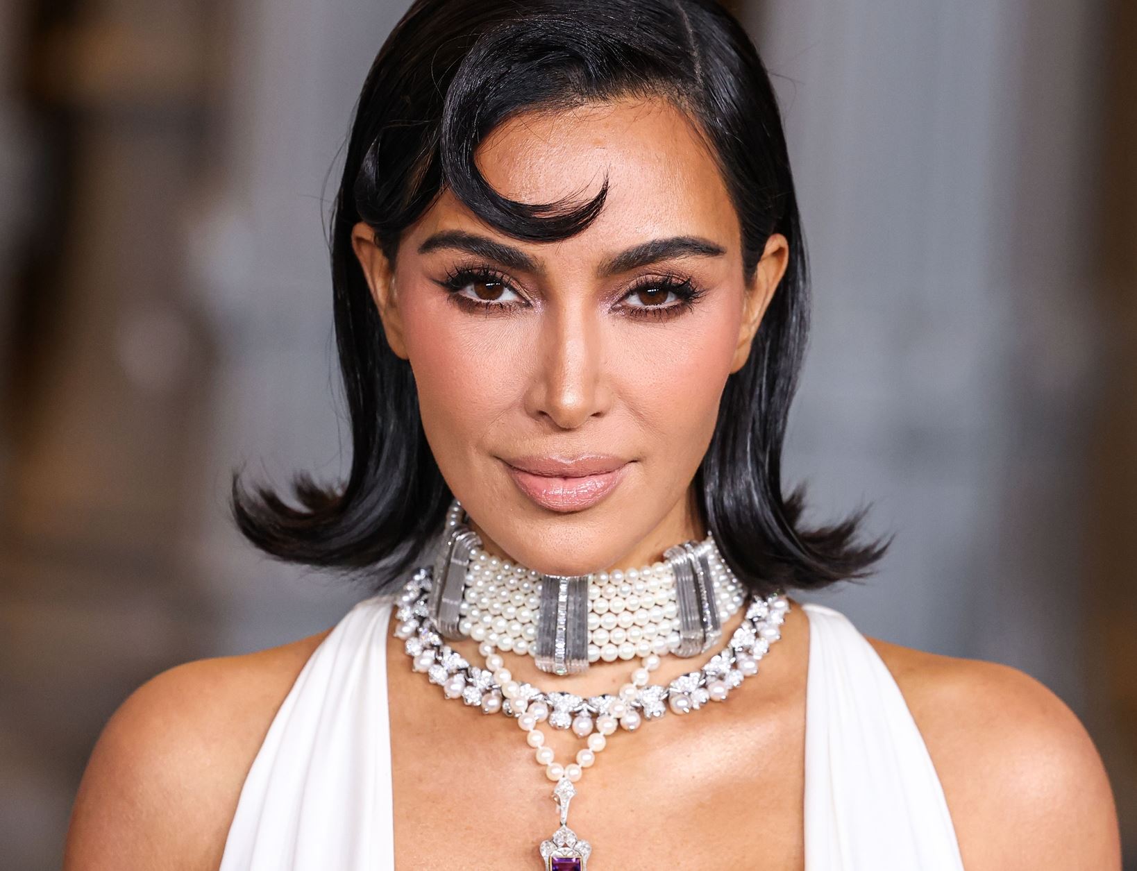 Kim Kardashian: Υιοθέτησε το πιο θηλυκό hair-look