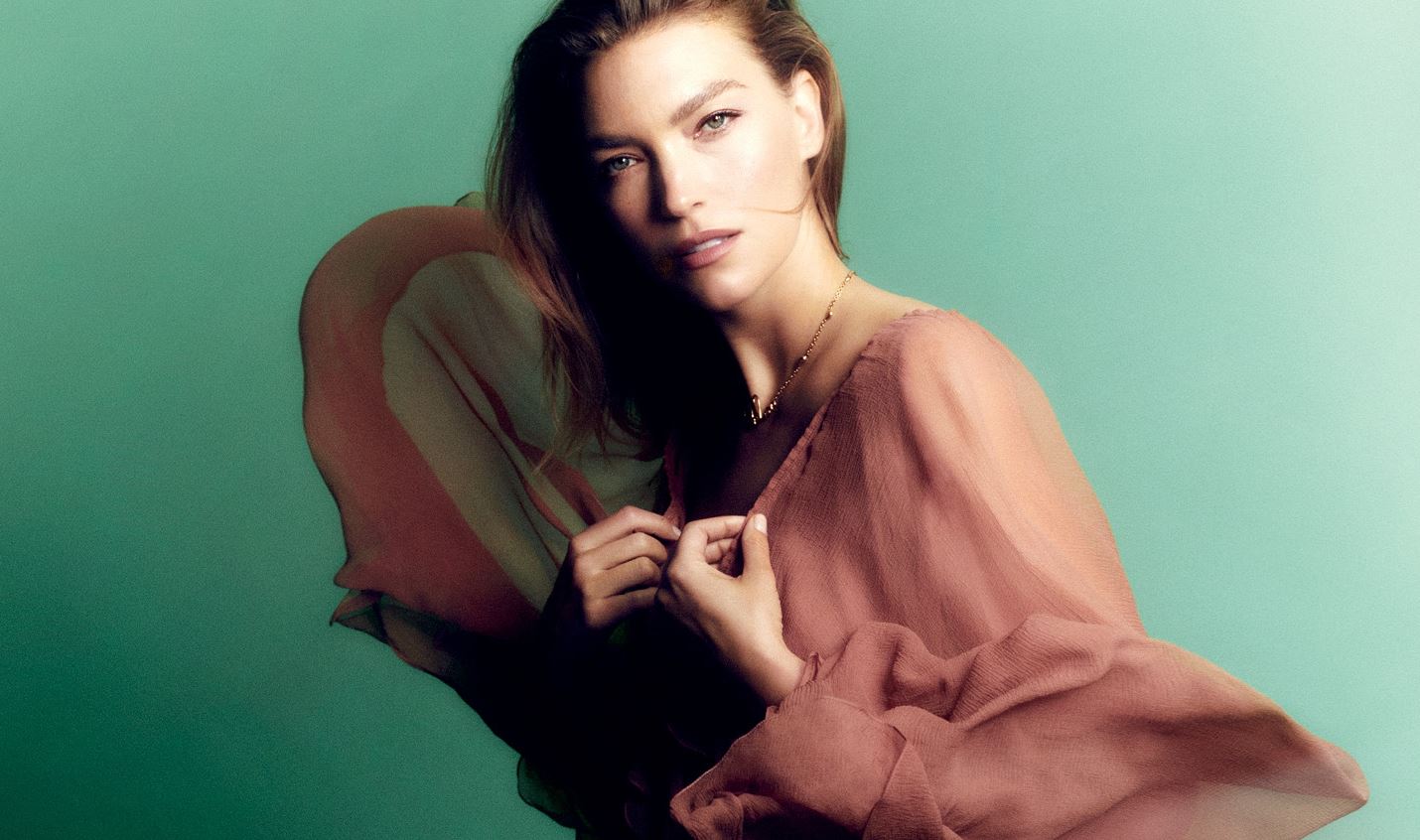 Η Arizona Muse παραμένει πιστή στον στόχο της