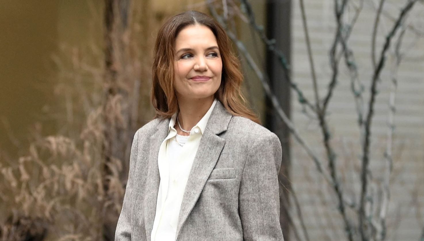 We're obsessed: Η Katie Holmes φόρεσε το απόλυτο outfit για τη μεταβατική περίοδο