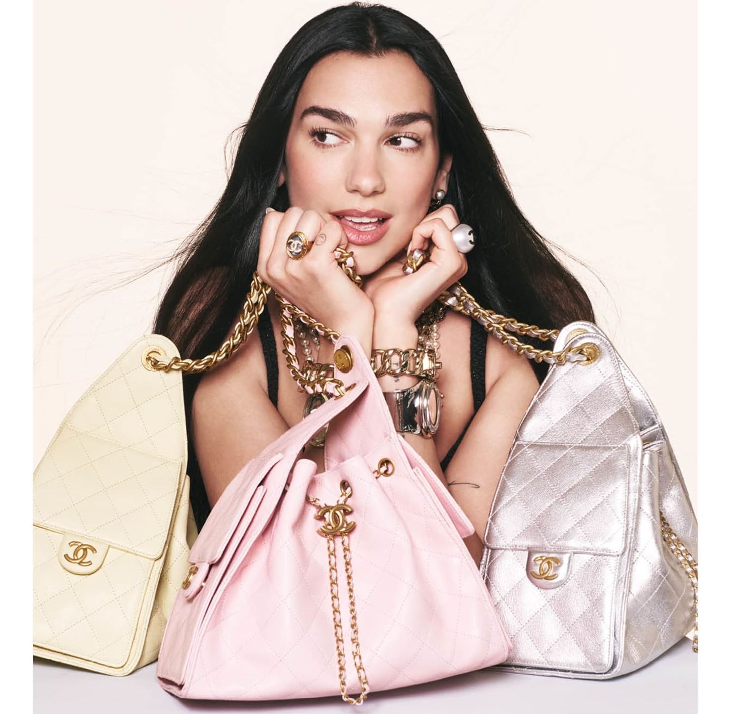 CHANEL 25: Η Dua Lipa είναι η πρωταγωνίστρια της καμπάνιας για τη νέα τσάντα του γαλλικού οίκου