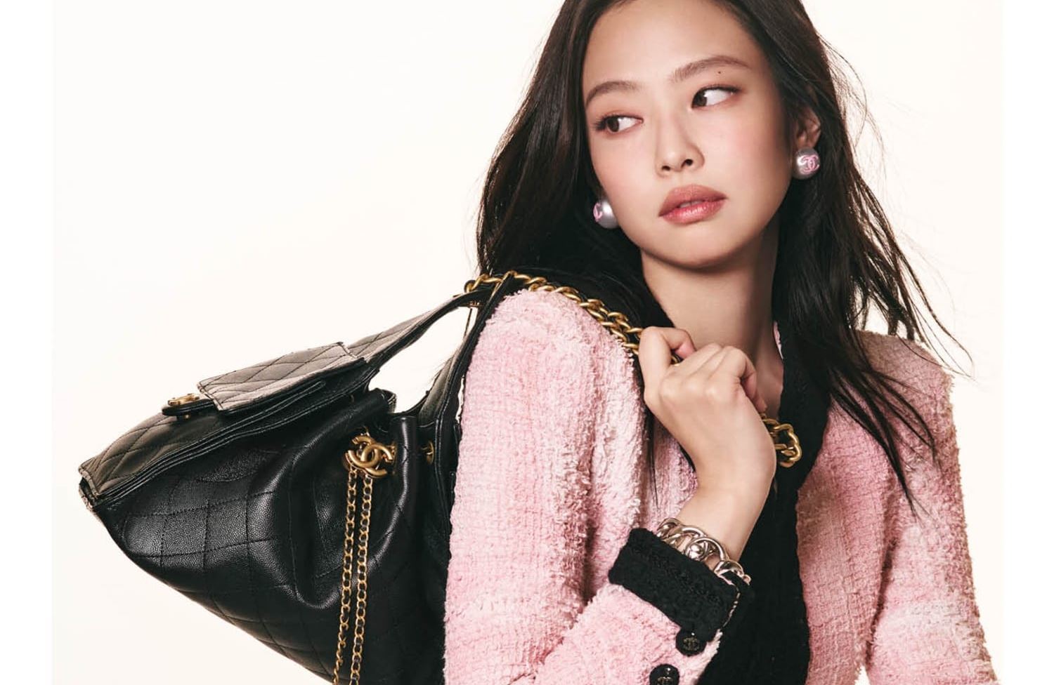 CHANEL 25: Η JENNIE γίνεται το πρόσωπο της νέας καμπάνιας στο πλευρό της Dua Lipa