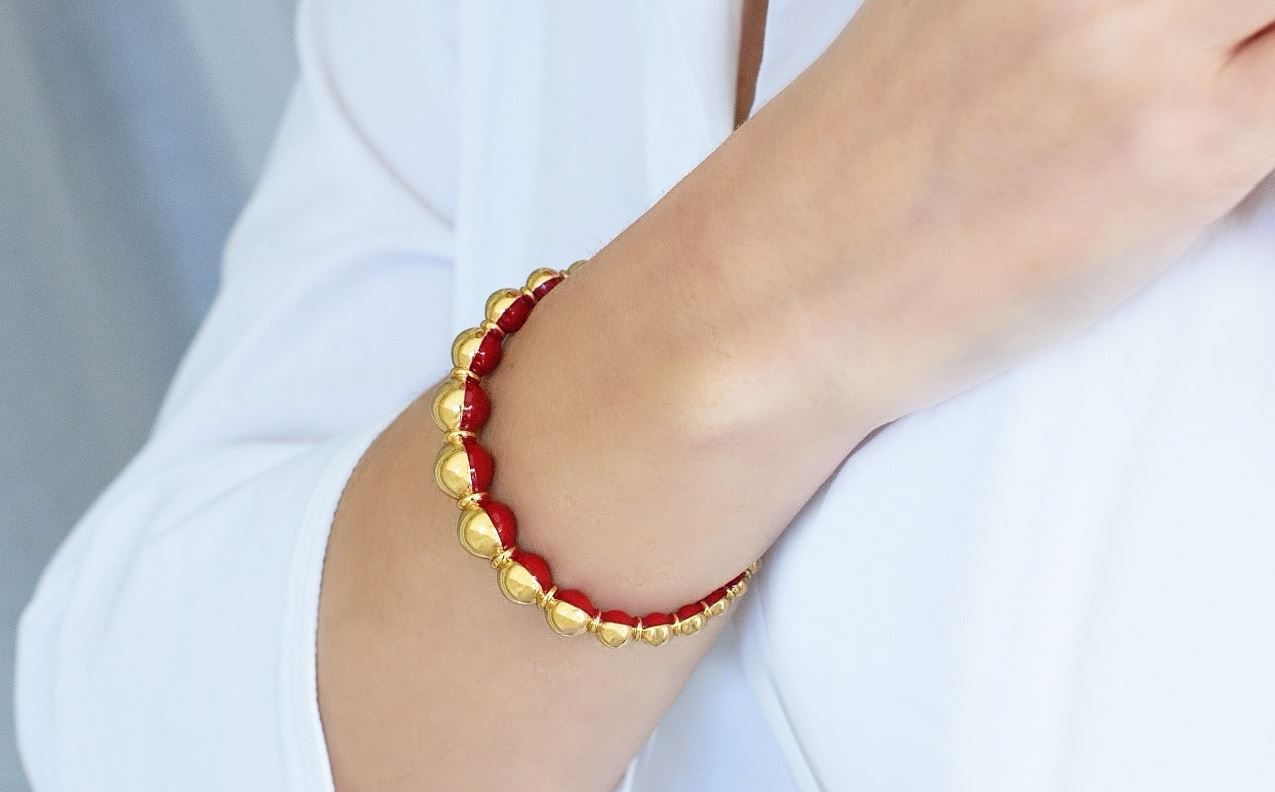 Scarlet gold beaded cuff: Αυτό το γούρι αντλεί έμπνευση από την τέχνη της αρχαιότητας