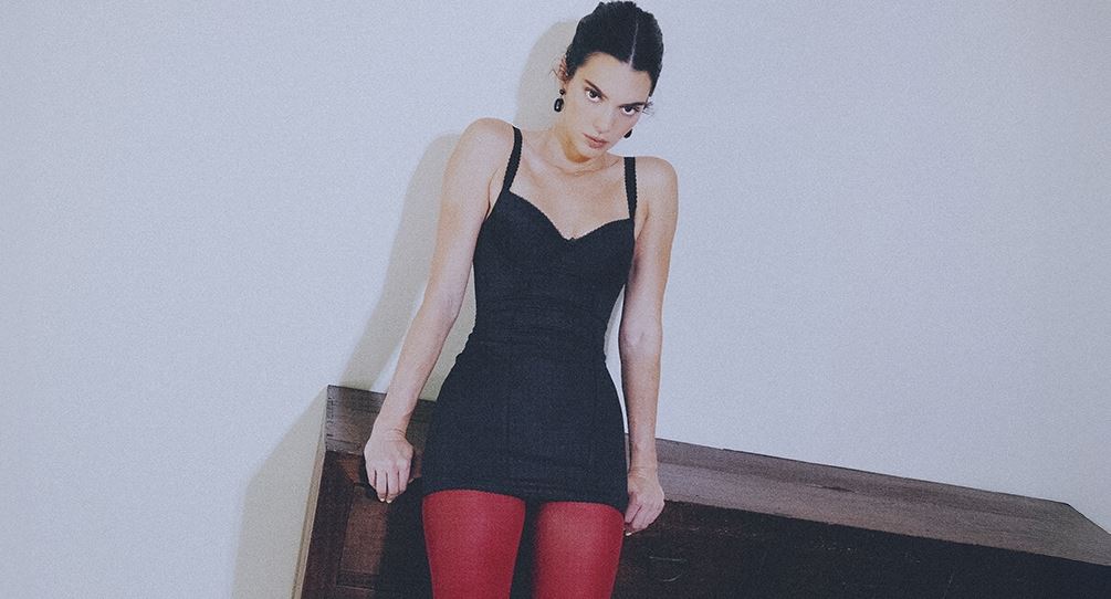 Η Kendall Jenner μας δείχνει πώς θα αναβαθμίσουμε το απλό μαύρο φόρεμα