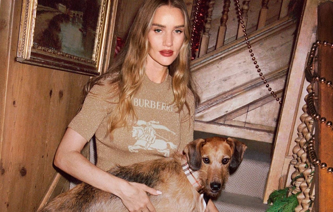Η Rosie Huntington-Whiteley πρωταγωνιστεί στην απόλυτη χριστουγεννιατική καμπάνια που θα μας βάλει σε γιορτινό mood