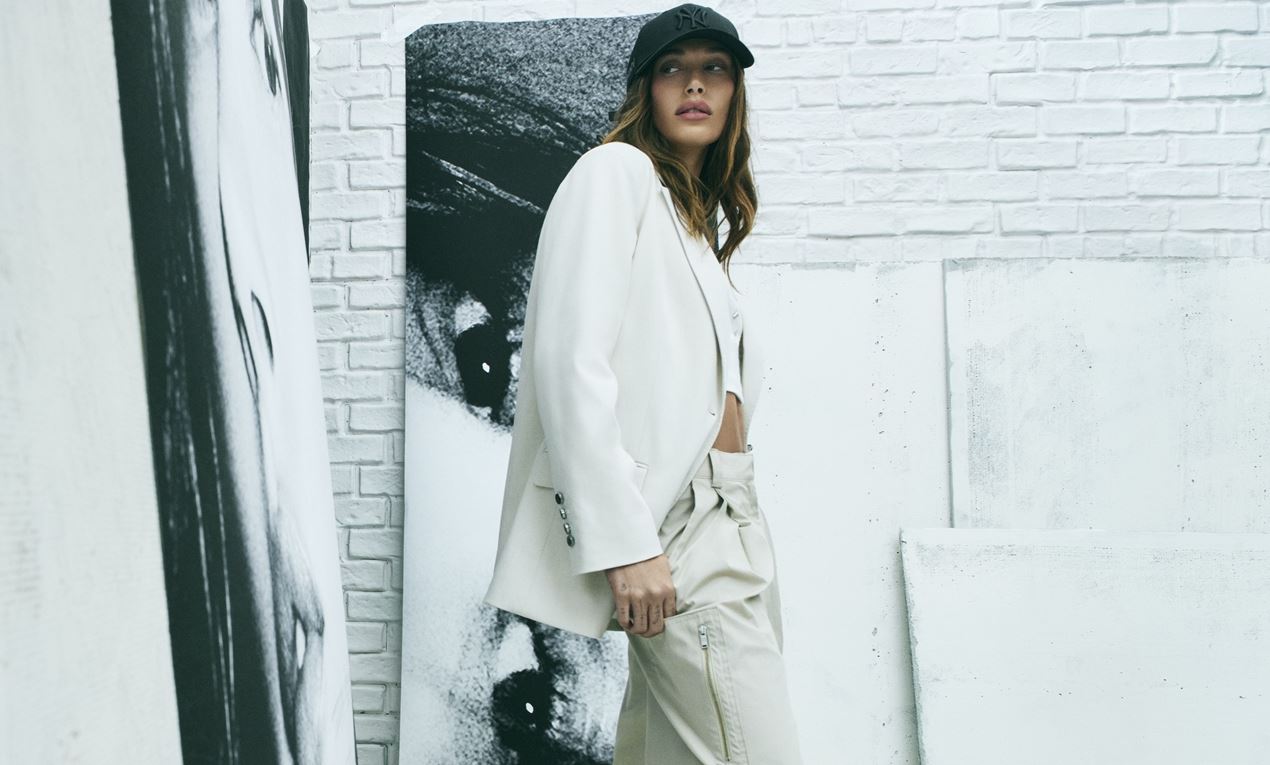 DKNY: Η Hailey Bieber είναι το πρόσωπο της καμπάνιας για την Άνοιξη 2026