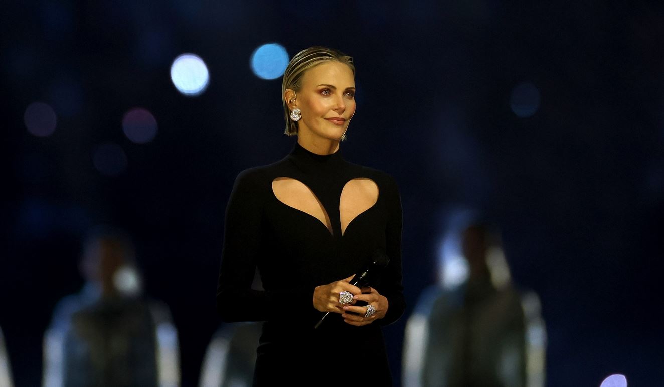 Charlize Theron: Το cutout φόρεμα γνωστού Ιταλικού οίκου στην έναρξη των Χειμερινών Ολυμπιακών Αγώνων