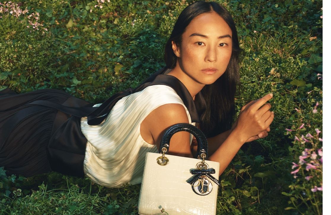 Lady Dior: Η νέα καμπάνια του οίκου με την υπογραφή του Jonathan Anderson