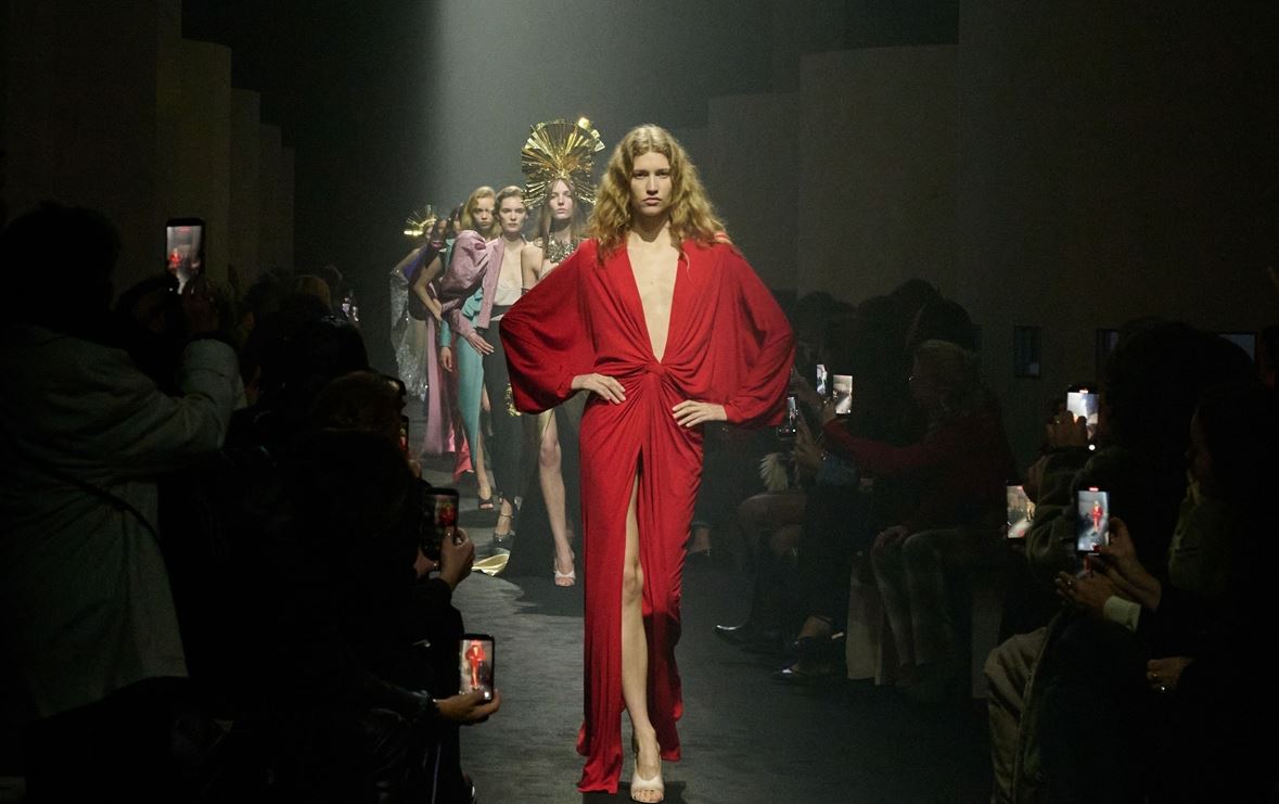 Valentino Haute Couture SS26: Όταν το ένδυμα γίνεται αντικείμενο σιωπηλής λατρείας