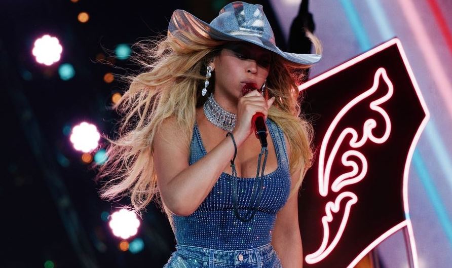 Beyoncé: H εντυπωσιακή εμφάνιση στη σκηνή με total denim look από Diesel