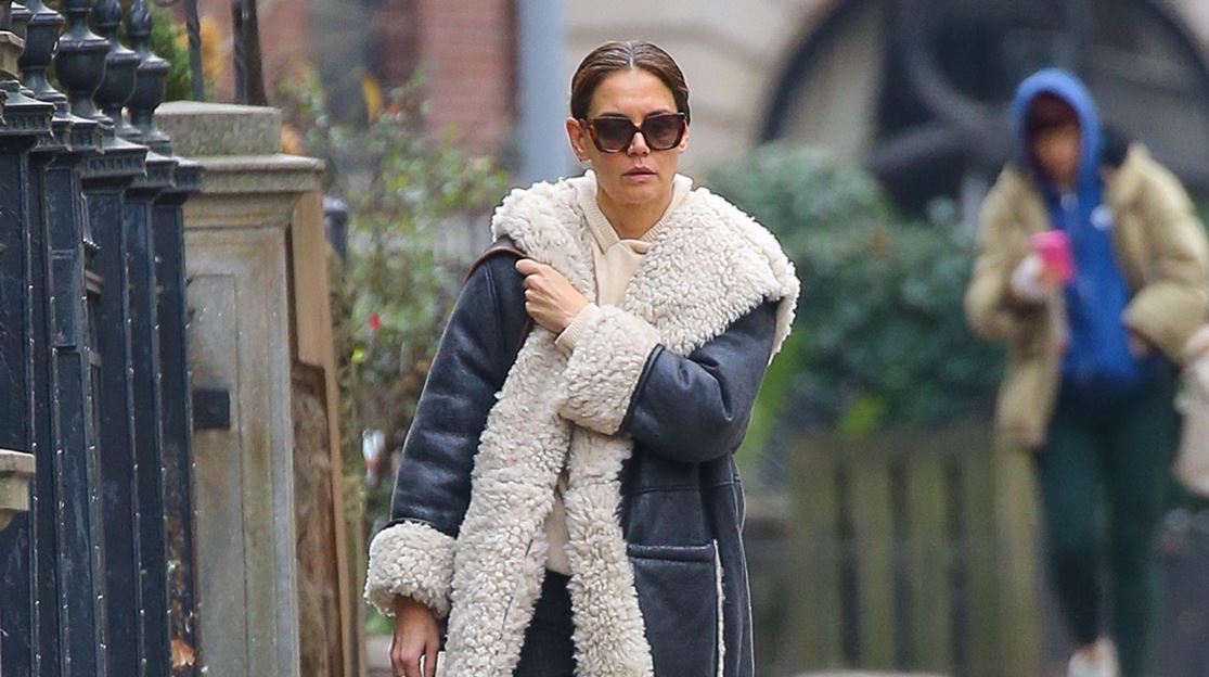 Ζηλέψαμε τα παλτό της Katie Holmes και θα τα προσθέσουμε στη γκαρνταρόμπα του 2025