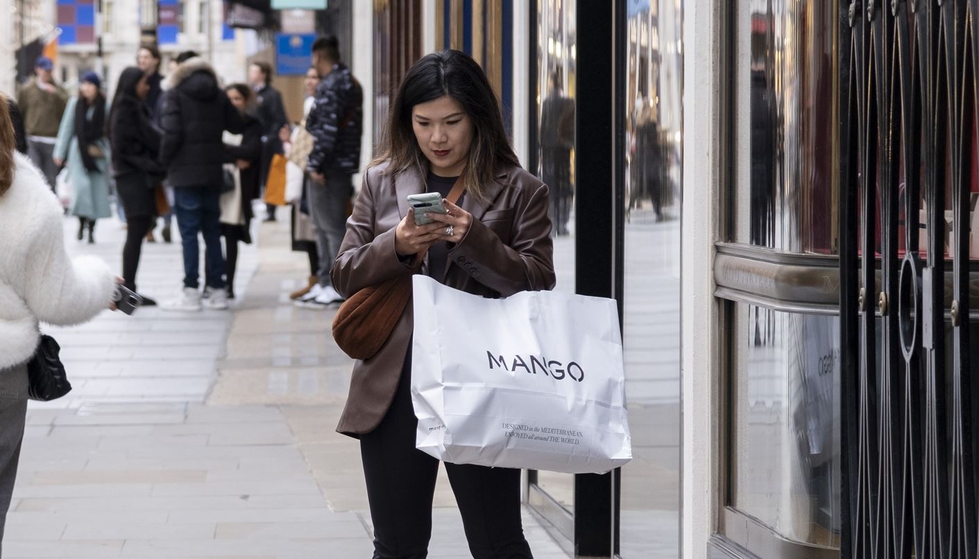 Εκπτώσεις μέχρι -50%: 12 items από MANGO που αξίζουν μία θέση στη ντουλάπα σου