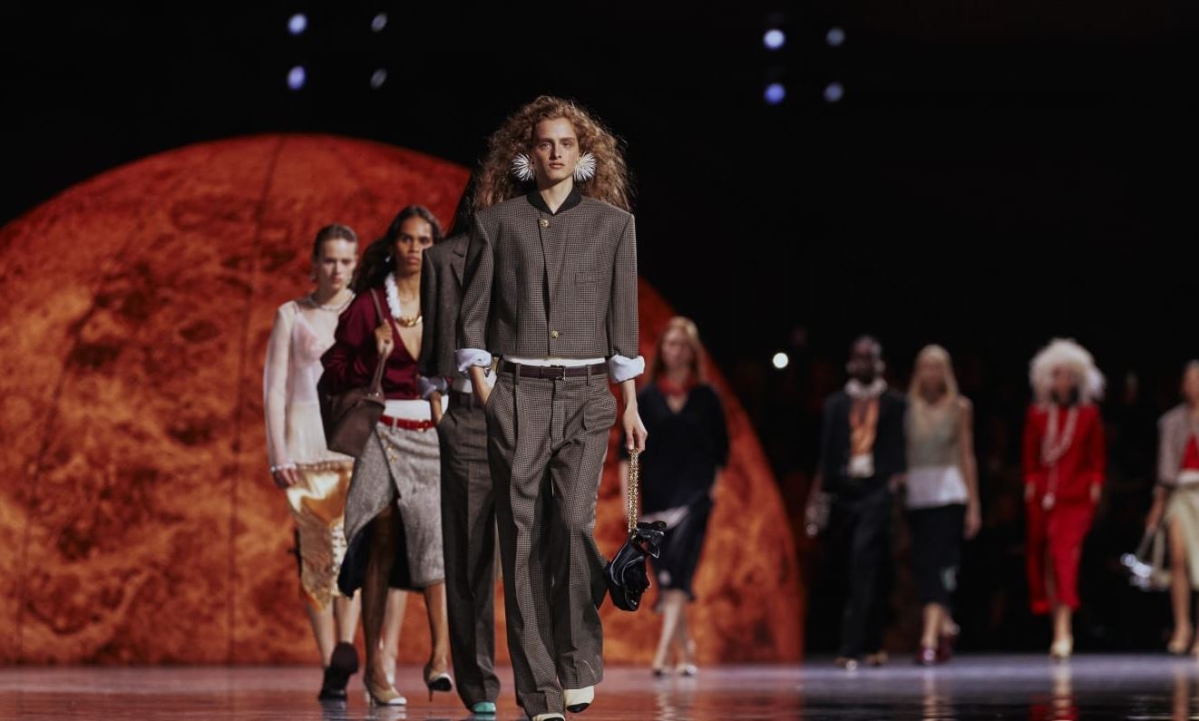 Chanel SS26: Στο σύμπαν του Matthieu Blazy δεν υπάρχει χοροχρόνος, μόνο αυθεντική αγάπη για τη μόδα