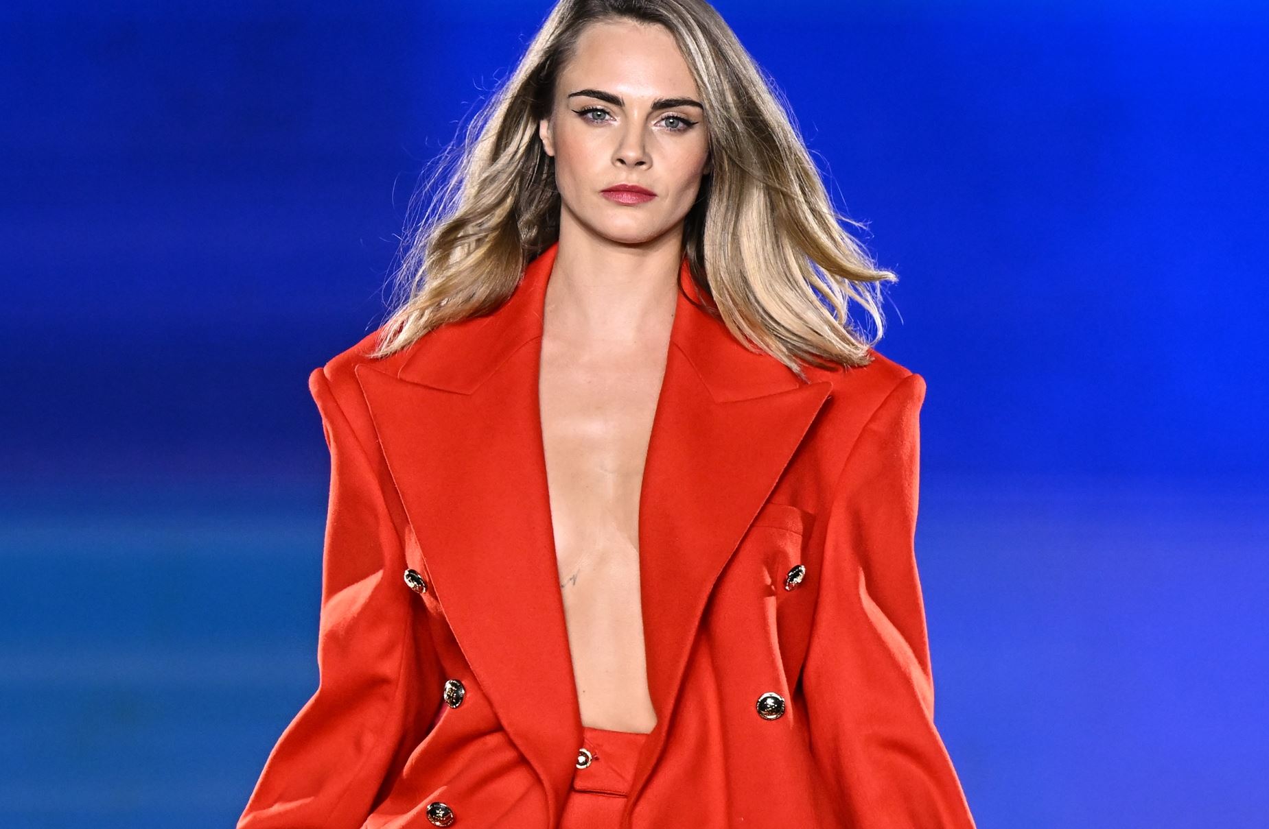 Cara Delevingne: Έγινε μελαχρινή και υιοθέτησε το πιο stylish κούρεμα