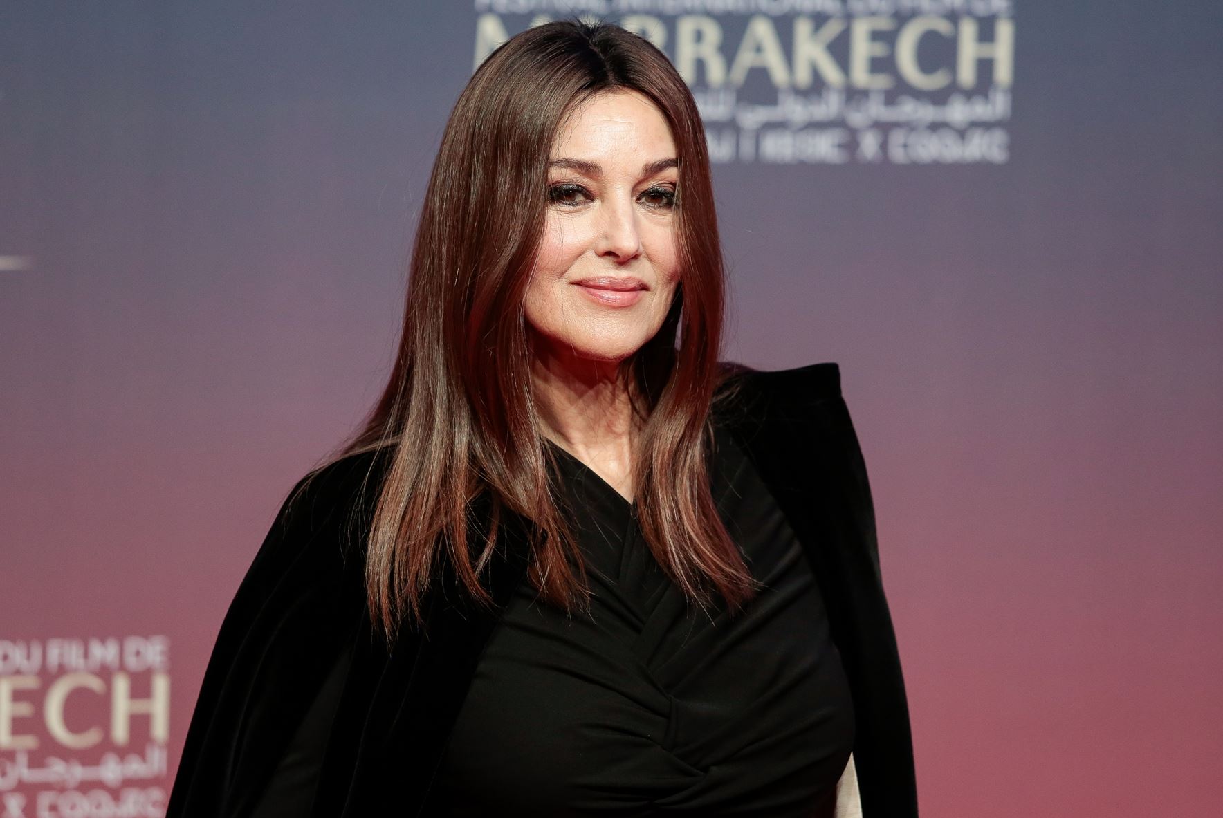 Monica Bellucci: Υιοθέτησε την πιο chic απόχρωση για τα καστανά της μαλλιά