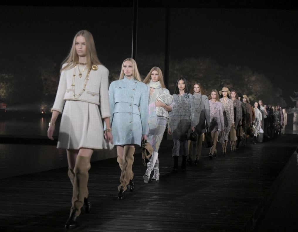 Chanel Métiers d’art 2024/25: Από το Παρίσι στην Κίνα, ένα ονειρικό ταξίδι αφιερωμένο στη μόδα